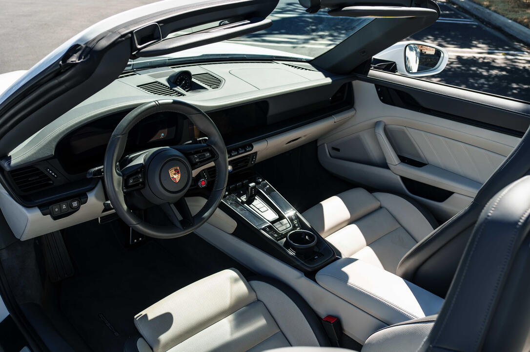Porsche Carrera 4S Interior